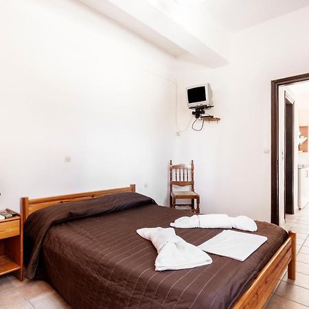 One Bedroom Apartment With Kitchenette# 12 A Raches  Exterior photo
