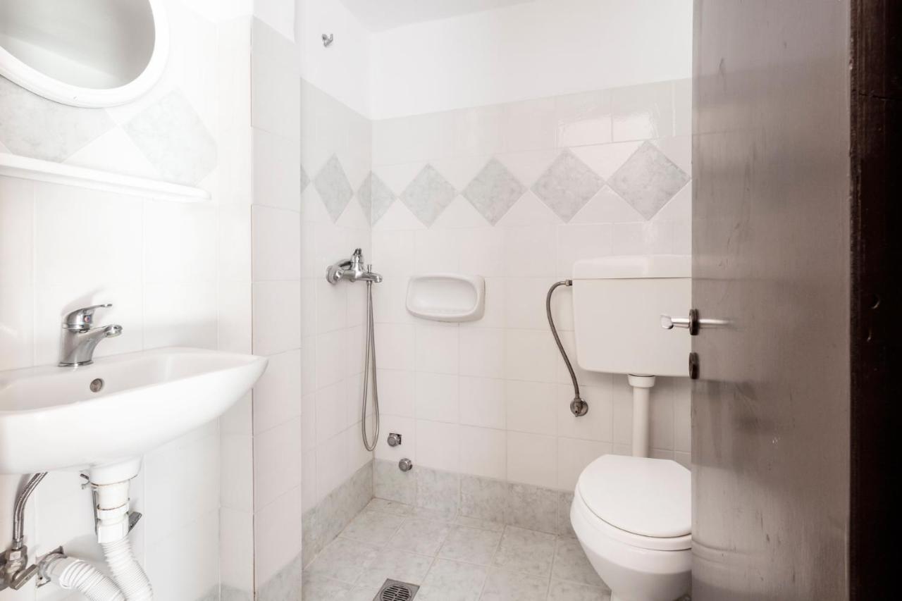 One Bedroom Apartment With Kitchenette# 12 A Raches  Exterior photo